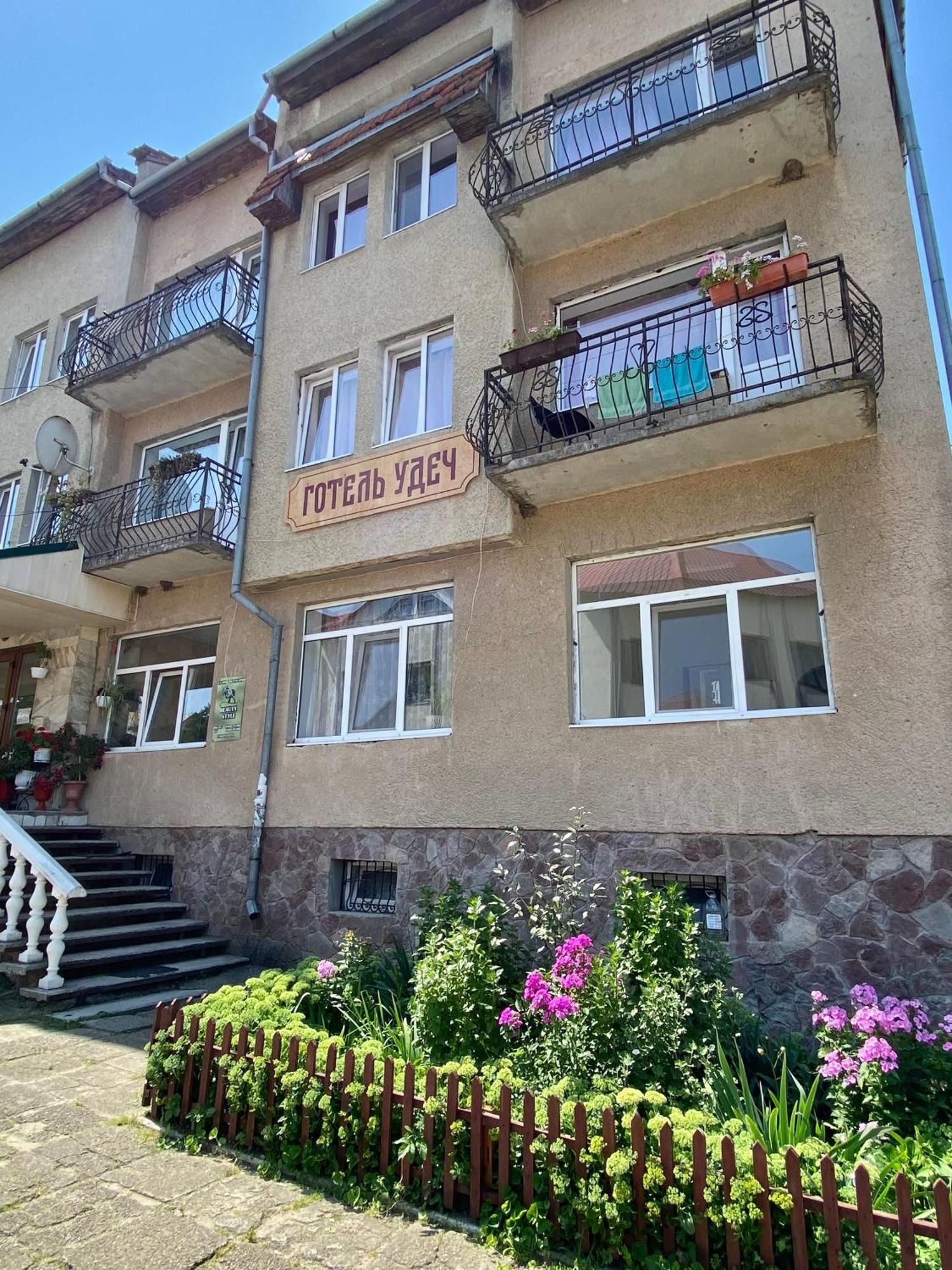 Hotel Удеч Zhidachov Exterior foto